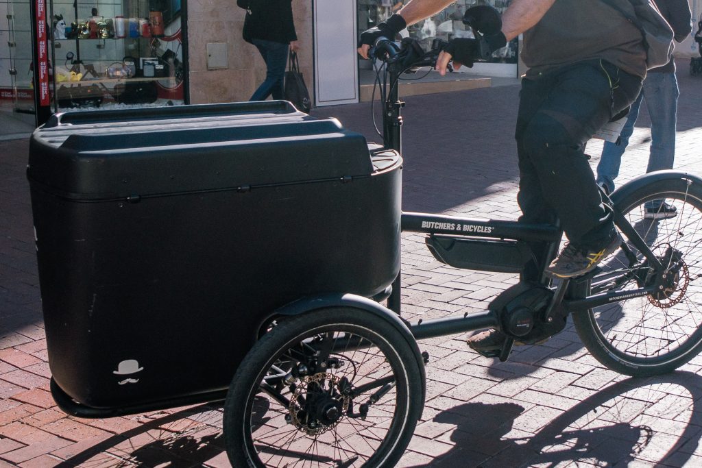 Tricicle amb caixó per transportar i repartir mercaderies.