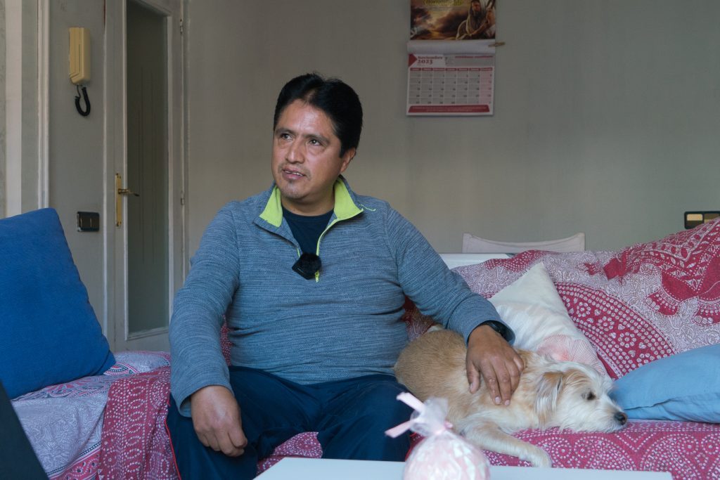 Raúl Céspedes i el seu gos en l'entrevista per Invisibles.