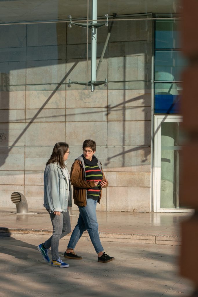 Dos chicas caminando por la calle. Es una imagen de Retícula, el banco de imágenes social y libre.
