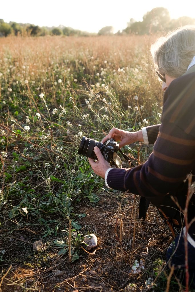 Participante haciendo una foto en un campo.

Fotografía hecha en una de las salidas fotográficas por el Anillo Verde de Terrassa el 2023.