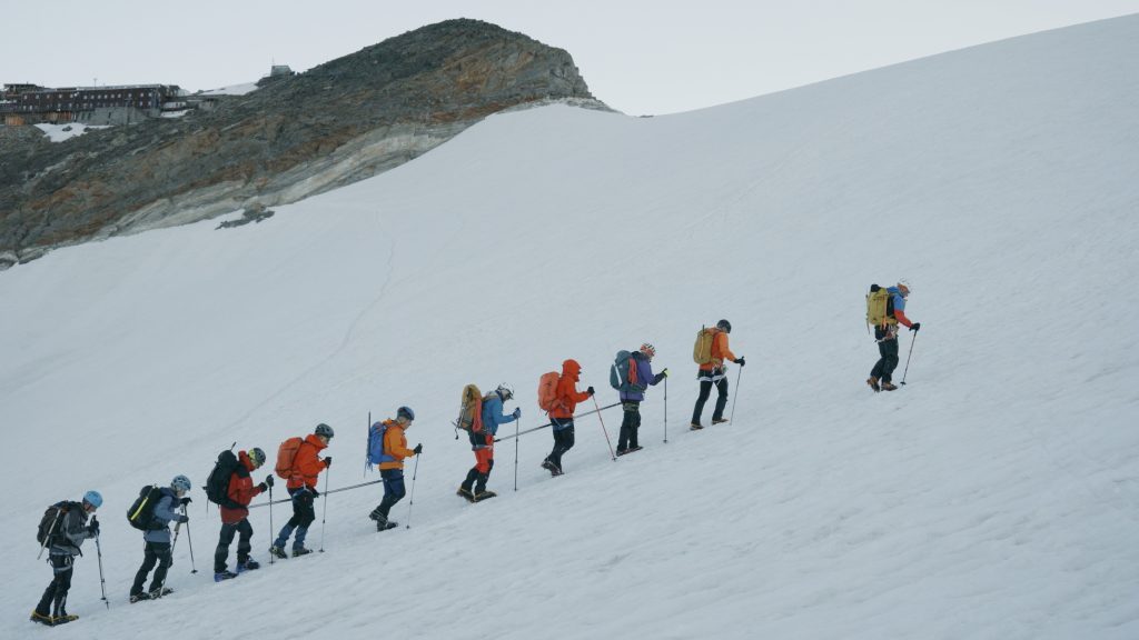 L'equip de l'expedició al Monte Rosa progressant en fila