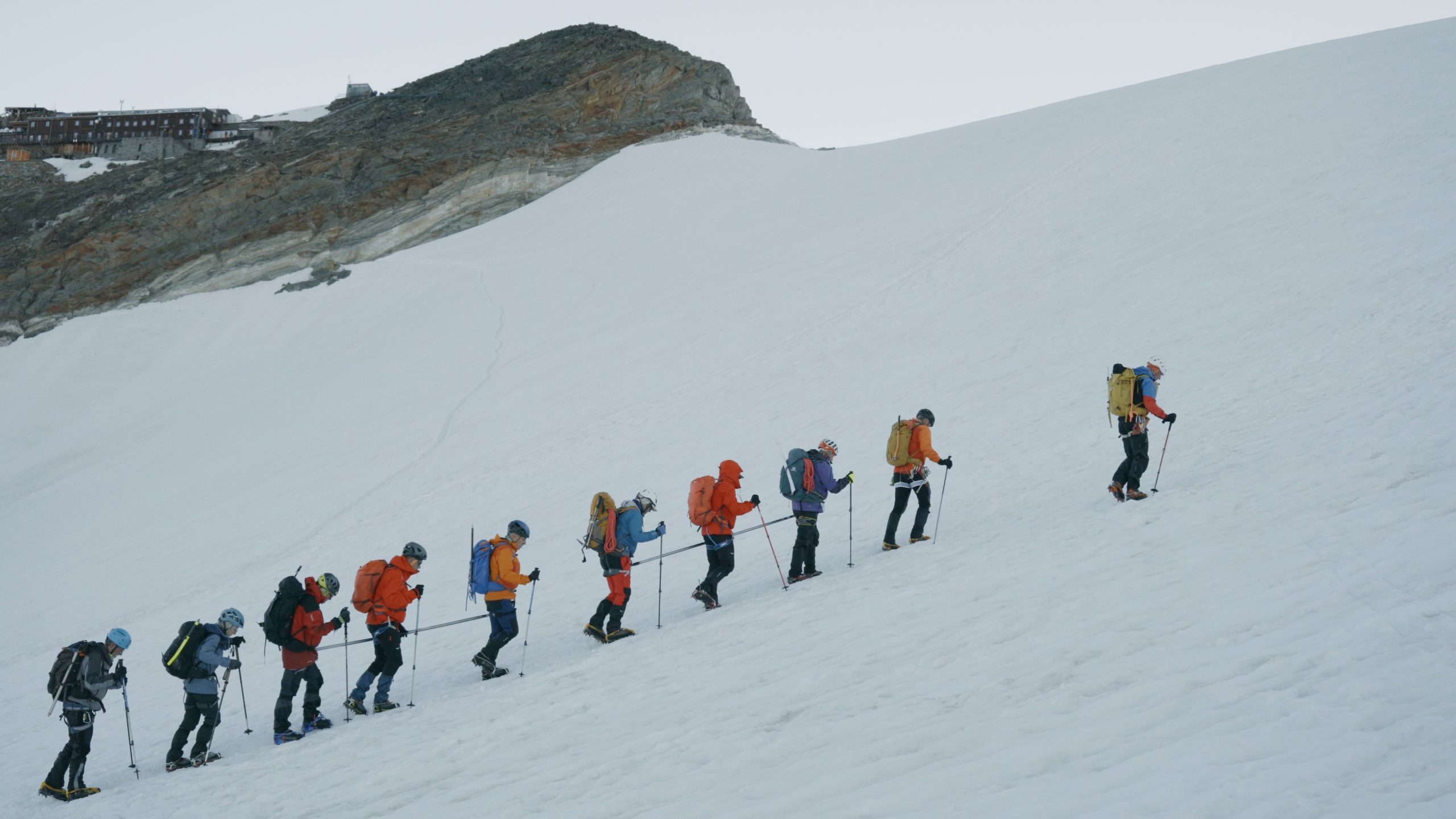 L'equip de l'expedició al Monte Rosa progressant en fila