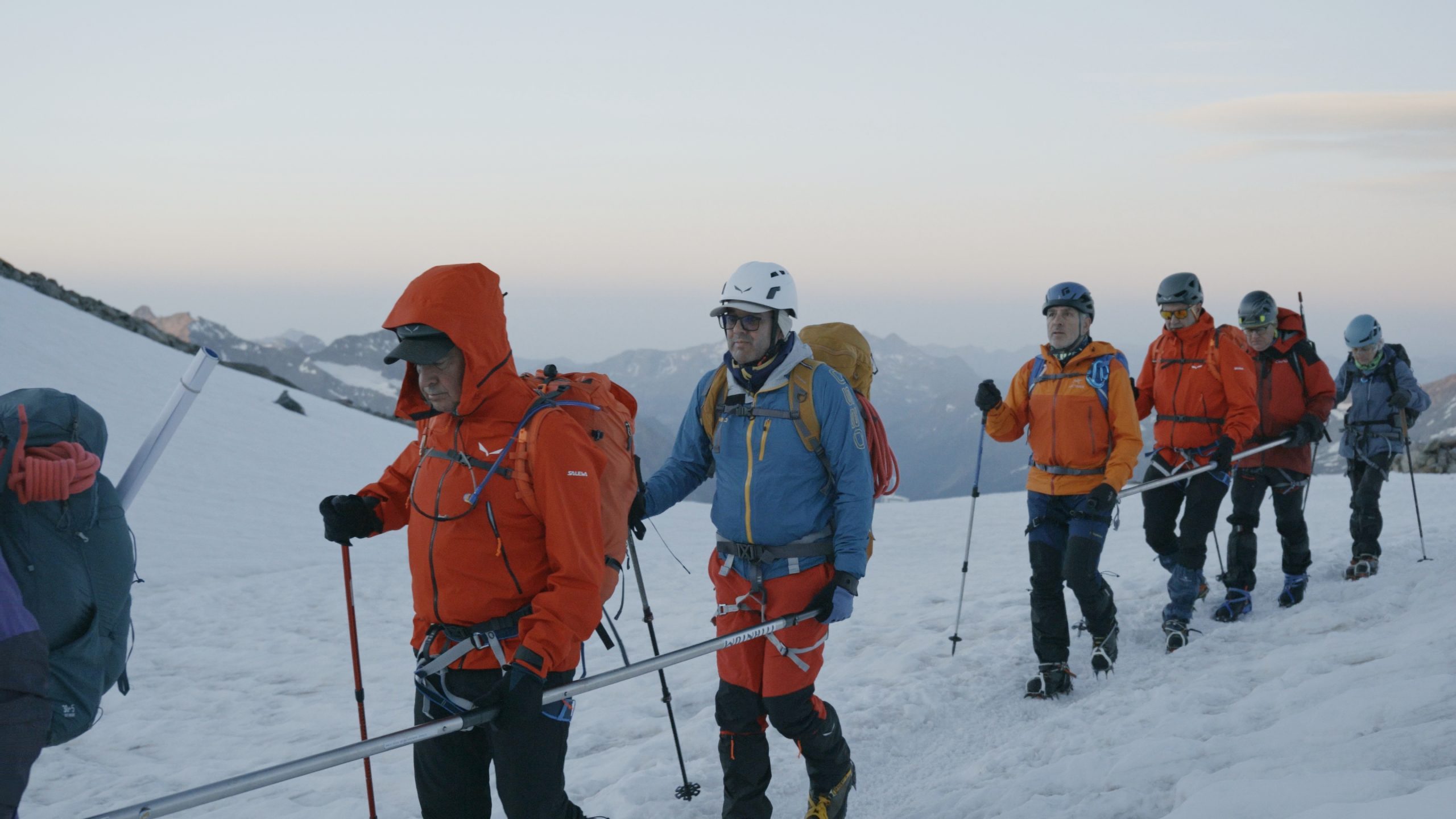 Dues barres direccionals en marxa pujant al Monte Rosa