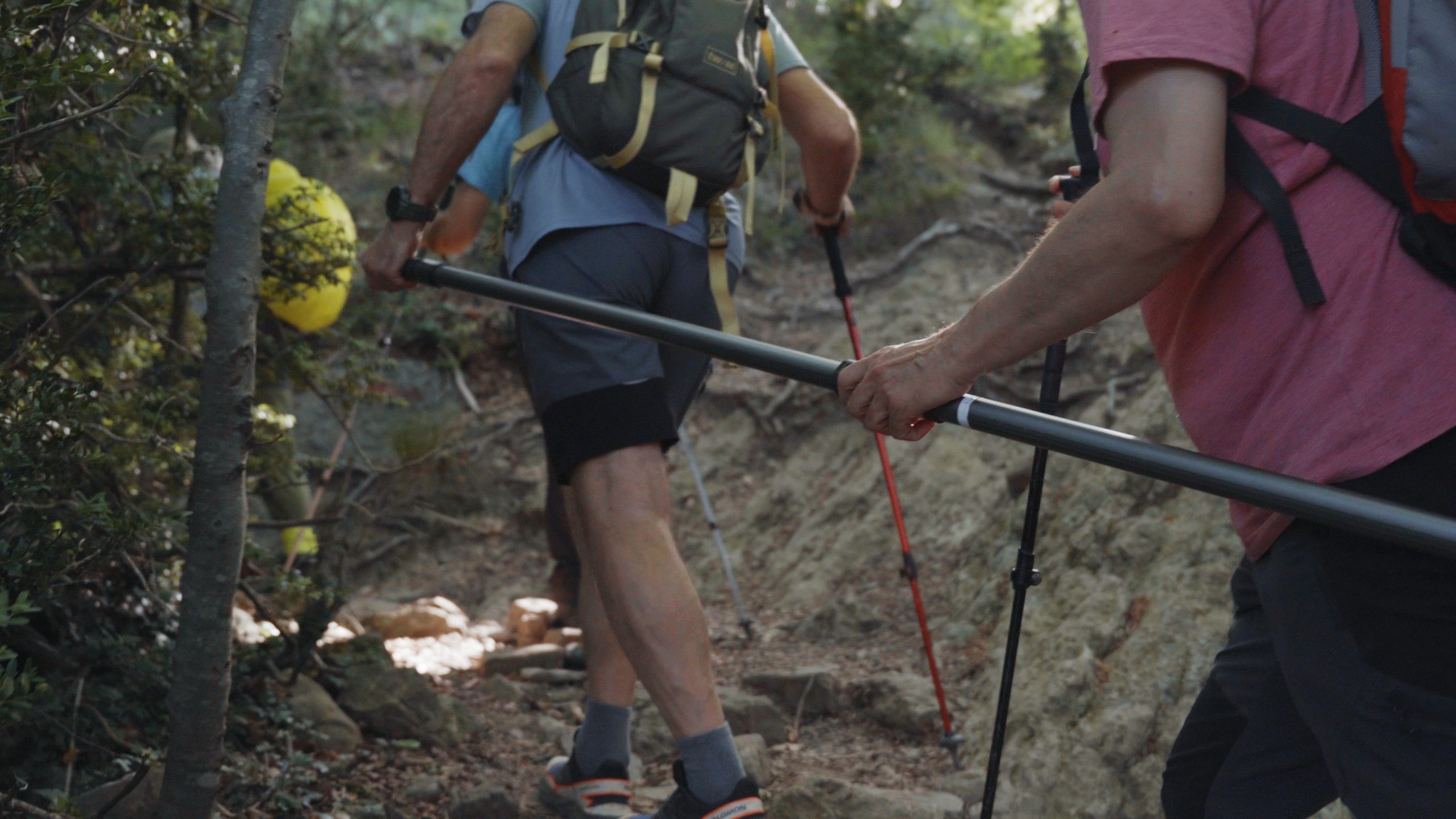 Detall d'una barra direccional pujant per un camí amb pedres