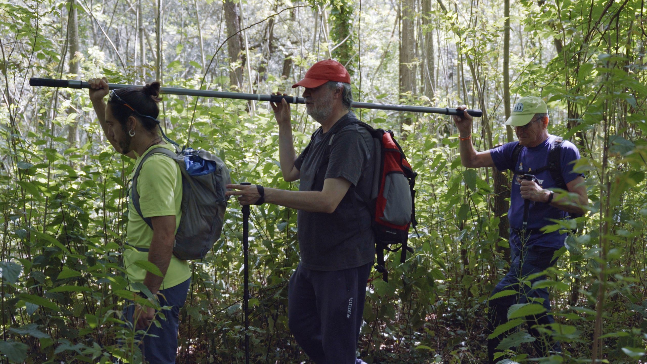 Sam, Xavi i Guillem creuant un bosc tupit amb la barra direccional enlairada