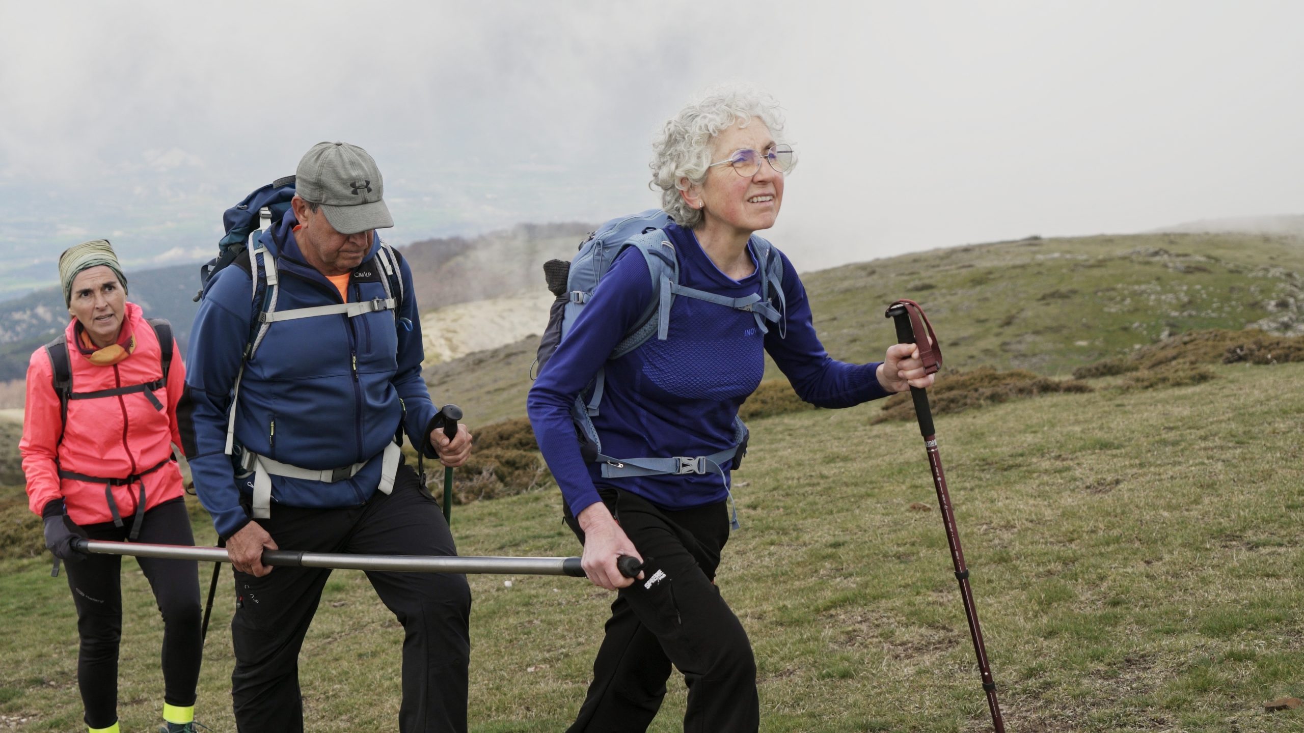Mercè, Dani i Emma caminant amb la barra direccional