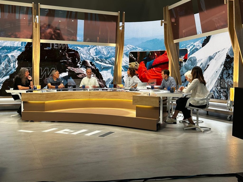 Fotografia del plató de Tot es mou amb els Marc i el Xavi asseguts