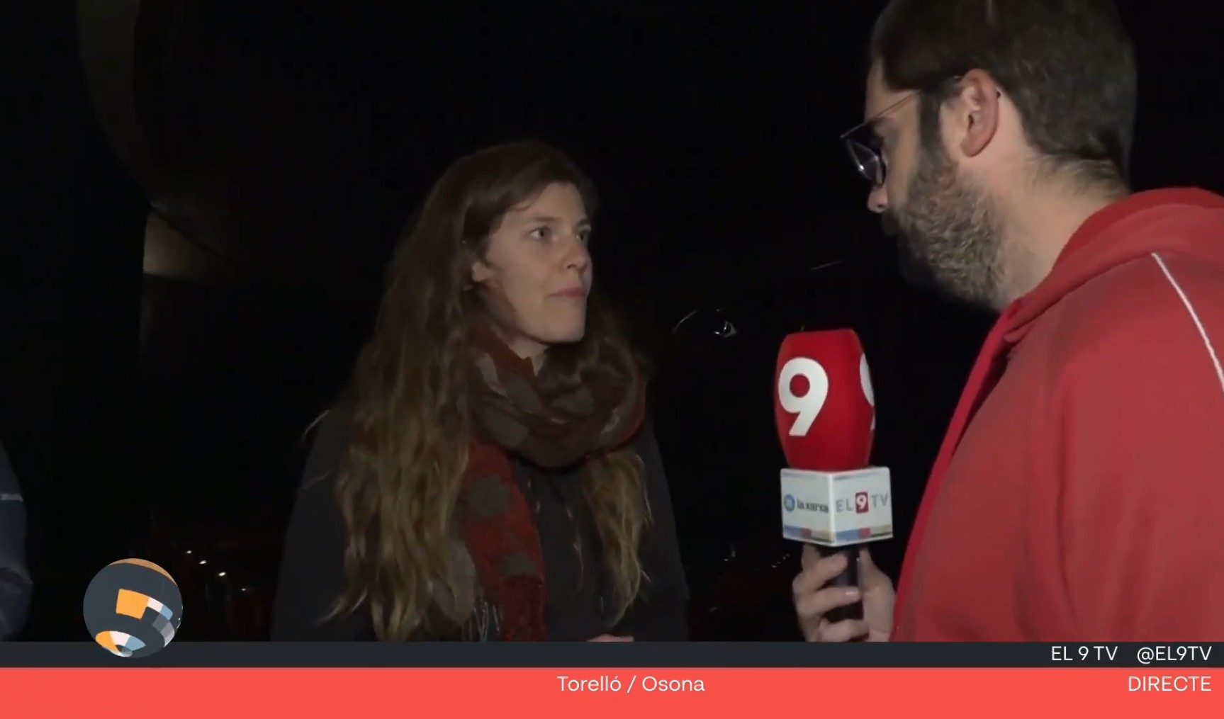 Fotograma de l'entrevista a la sala de cinema a Torelló