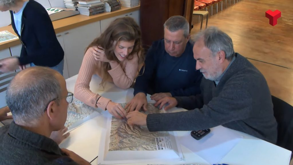 Grup tocant mapes amb relleu al CET