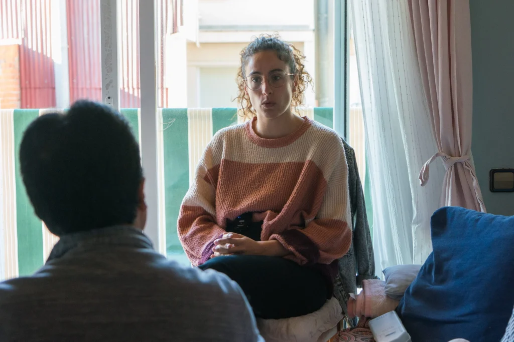 Paula Solís en la entrevista a Raúl Céspedes para Invisibles.