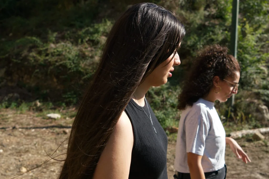 Foto de Raquel Heredia caminando por el bosque.
