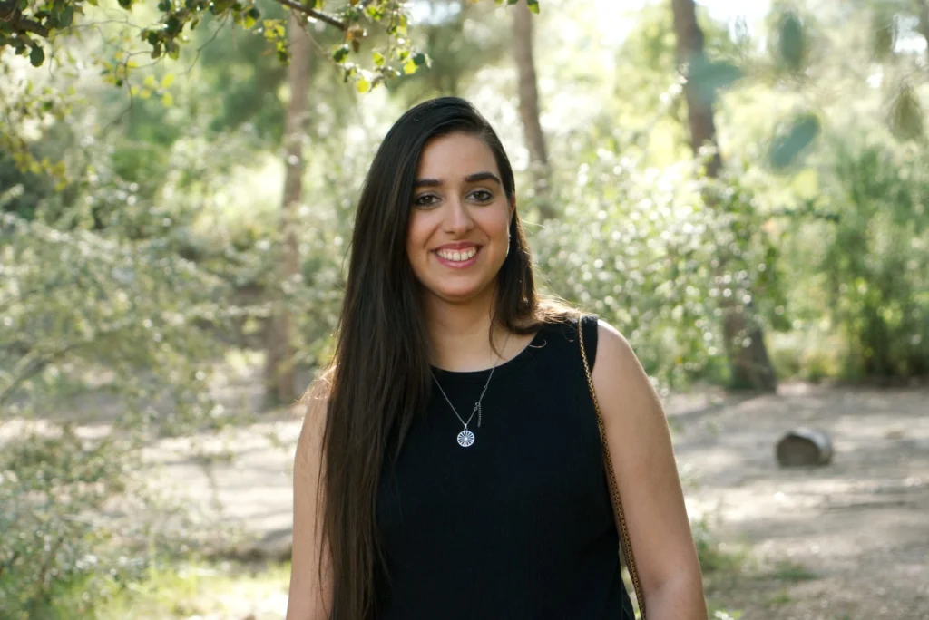 Foto de Raquel Heredia sonriendo a cámara.