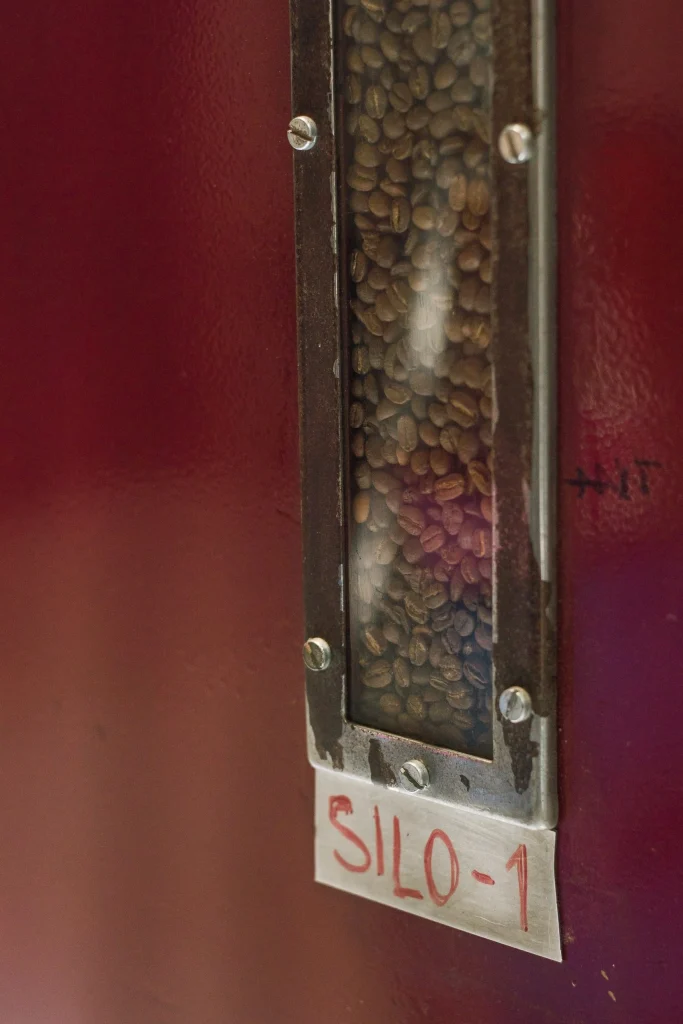 Detall de cafè en una màquina