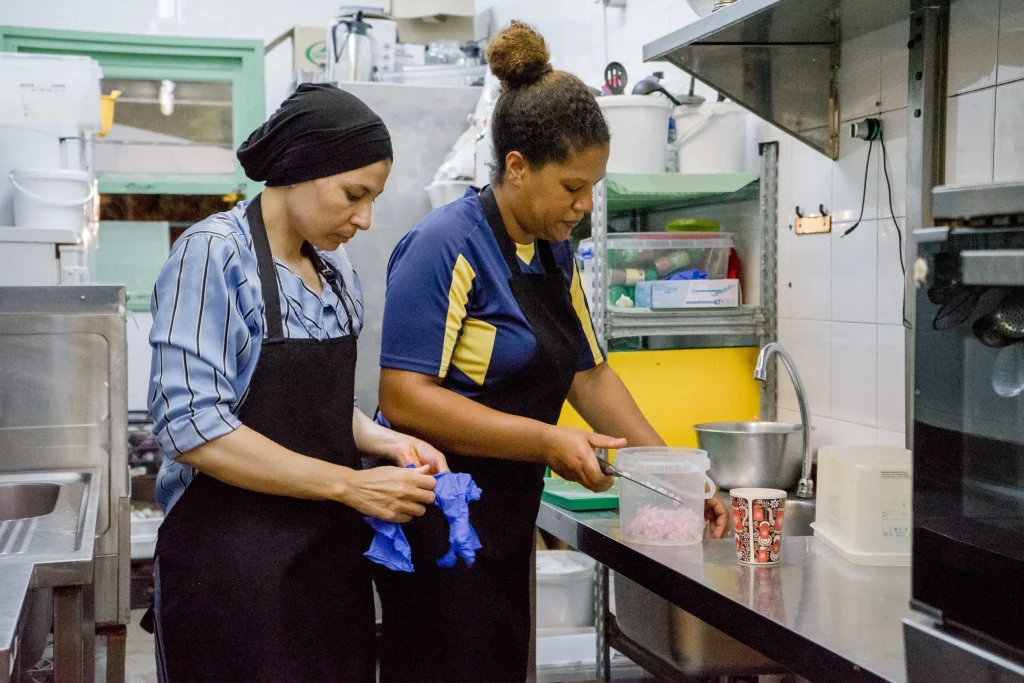 Dues dones treballant en una cuina