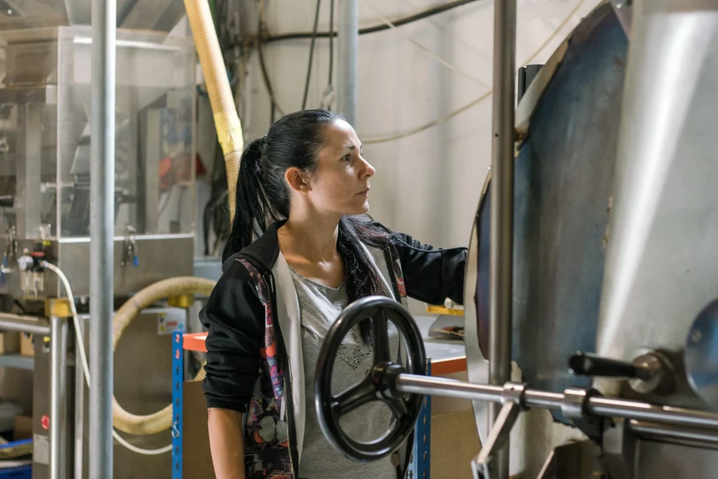 Dona treballant envoltada de màquines